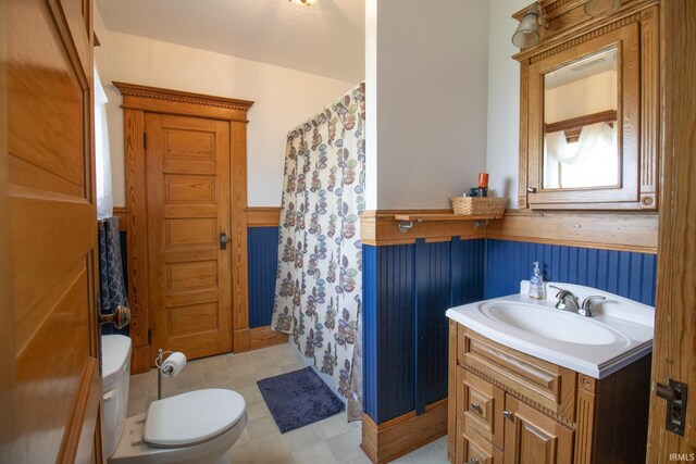 507 N Howard St, Union City, IN 47390 - bathroom featuring wainscoting, vanity, toilet, and curtained shower