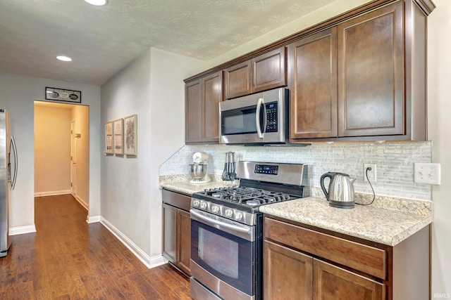 4774 W Hidden Meadow Dr, Bloomington, IN 47404 - kitchen with stainless steel appliances, tasteful backsplash, recessed lighting, dark wood-style floors, and baseboards