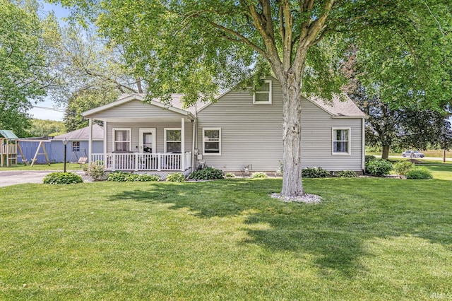 542 E Michigan St, New Carlisle, IN 46552 - view of front of property featuring a front lawn and a porch