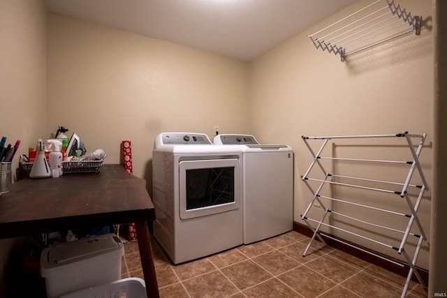 1339 Clark Ave, Bluffton, IN 46714 - laundry area featuring washer and dryer and dark tile patterned flooring