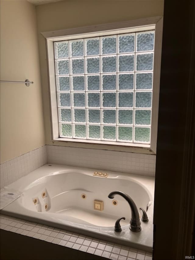 999 Inderrieden Rd, Chandler, IN 47610 - full bath featuring a tub with jets