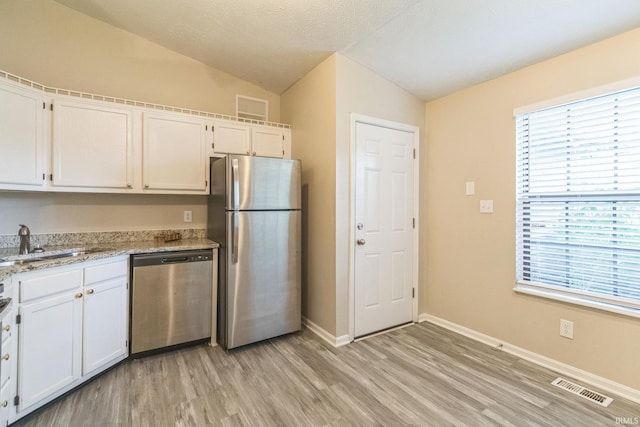 11114 E Wismar Dr, Indianapolis, IN 46235 - kitchen with stainless steel appliances, lofted ceiling, a sink, light wood-type flooring, and plenty of natural light