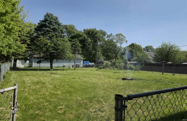150 W Lake St, Laketon, IN 46943 - view of yard