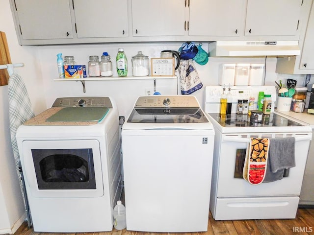 2363 N Oak Dr, Bluffton, IN 46714 - laundry room with washer and clothes dryer, wood finished floors, and cabinet space
