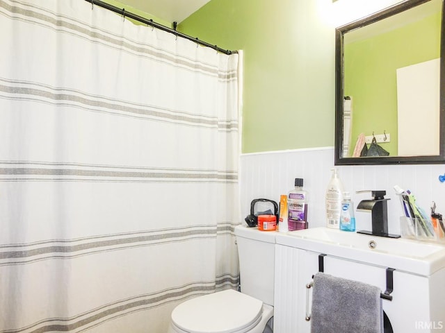 2363 N Oak Dr, Bluffton, IN 46714 - full bath featuring vanity, a wainscoted wall, and curtained shower