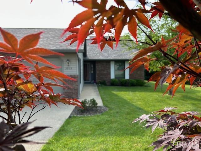 3915 S Allen Ct, Bloomington, IN 47401 - exterior space with a front lawn and a shingled roof