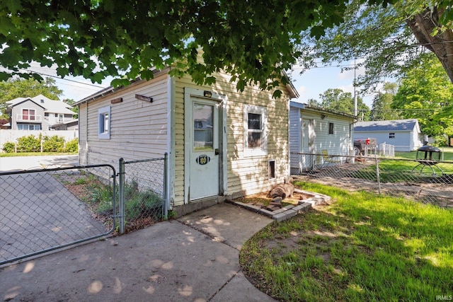 819 S 8th St, Goshen, IN 46526 - view of outbuilding featuring a gate
