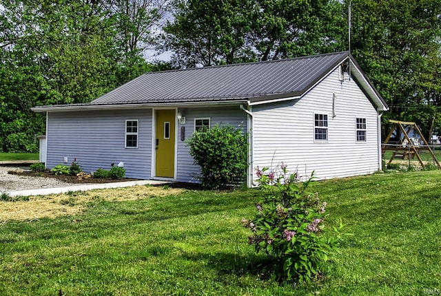 1439 W Central Ave, Bluffton, IN 46714 - ranch-style home with metal roof and a front lawn