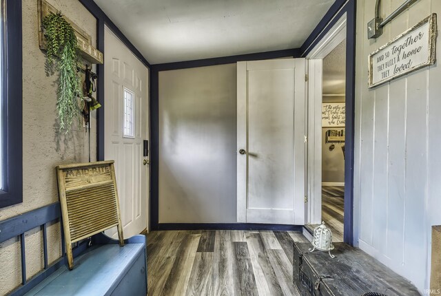 1439 W Central Ave, Bluffton, IN 46714 - entrance foyer featuring wood finished floors and baseboards