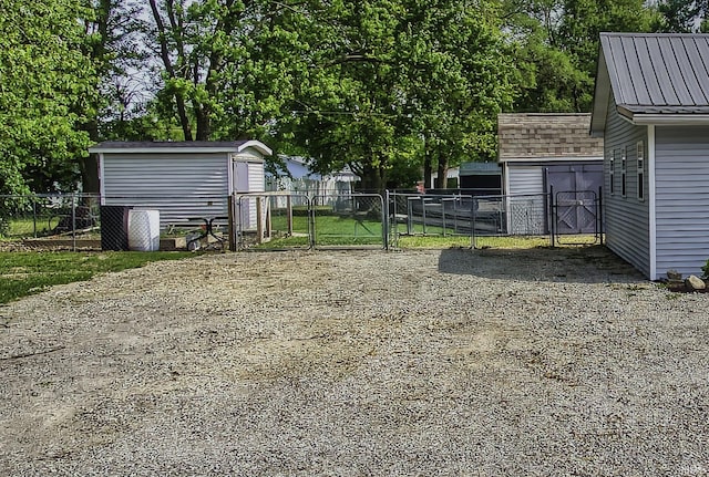1439 W Central Ave, Bluffton, IN 46714 - view of yard with a gate