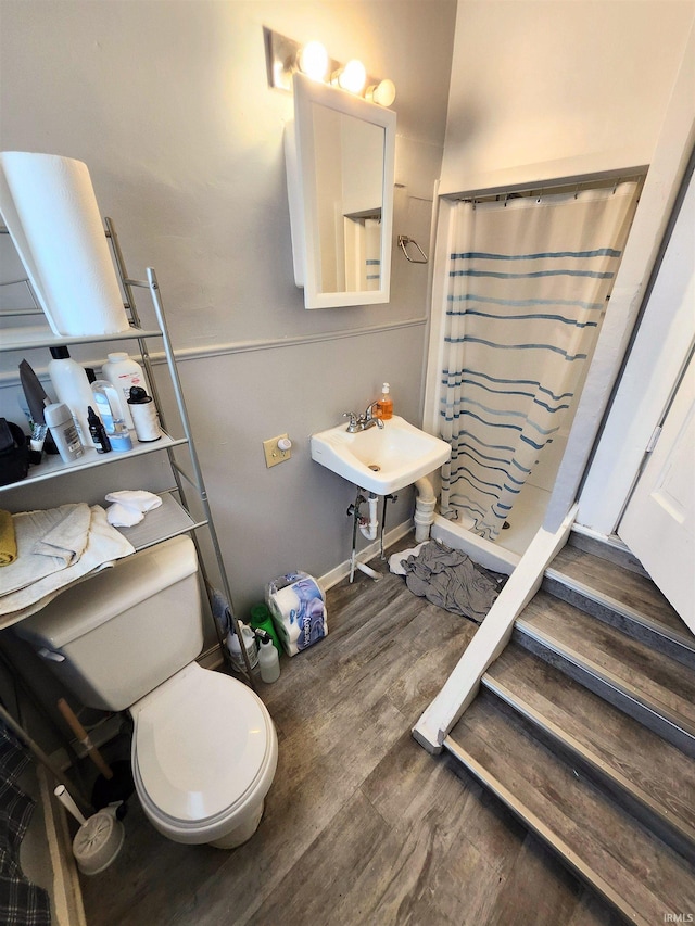 708 Columbia Ave, Fort Wayne, IN 46805 - full bathroom featuring toilet, wood finished floors, a shower with curtain, a sink, and baseboards