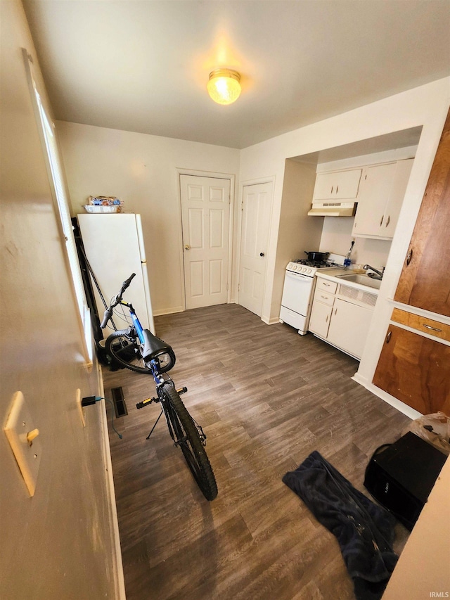 708 Columbia Ave, Fort Wayne, IN 46805 - unfurnished office with a sink, dark wood finished floors, and baseboards