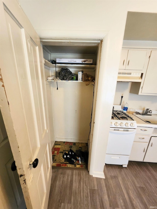 708 Columbia Ave, Fort Wayne, IN 46805 - closet with a sink
