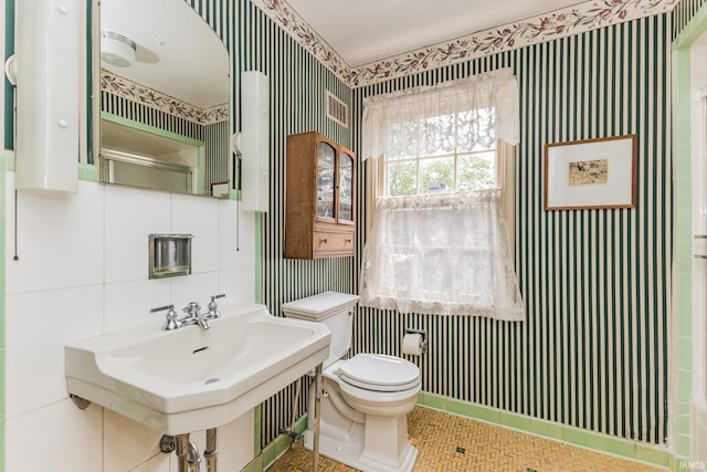 308 N Forest Ave, Muncie, IN 47304 - full bath with wallpapered walls, toilet, a shower, and a sink
