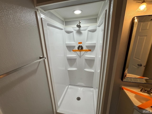 724 Iroquois Dr, Anderson, IN 46012 - bathroom with a shower and a textured wall