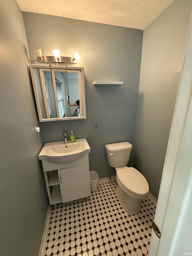 3224 Commanche Trl, Lafayette, IN 47909 - bathroom featuring toilet, baseboards, a textured ceiling, and vanity