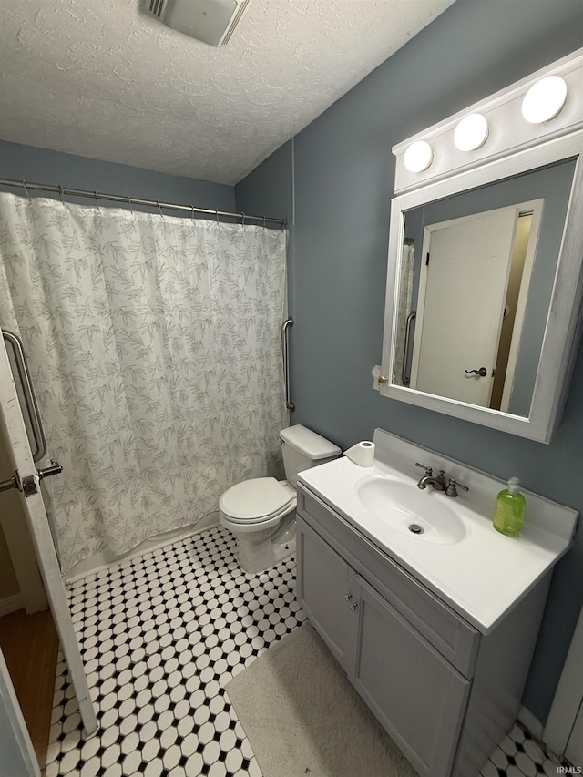 3224 Commanche Trl, Lafayette, IN 47909 - full bath featuring vanity, toilet, a textured ceiling, and curtained shower