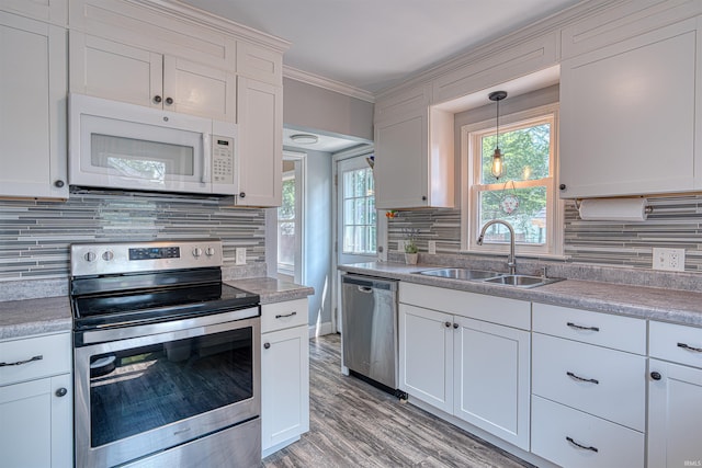 3017 E Walnut St, Evansville, IN 47714 - kitchen with appliances with stainless steel finishes, a sink, tasteful backsplash, and crown molding