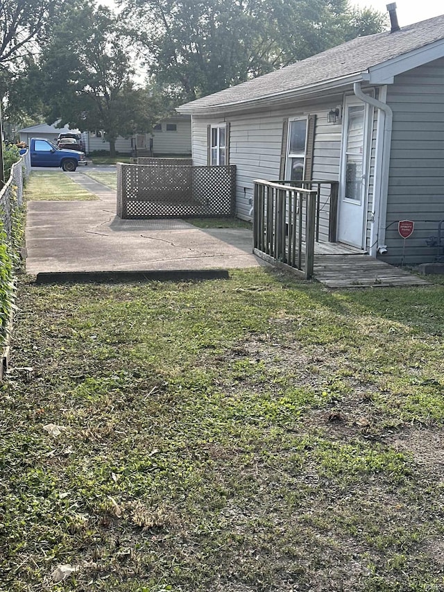 1406 N Philips St, Kokomo, IN 46901 - view of green lawn with a deck