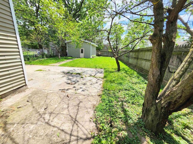 436 E Taber St, Fort Wayne, IN 46803 - view of yard with an outbuilding and a patio area