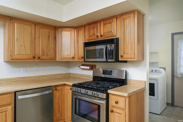 922 N Broadway St, Seymour, IN 47274 - kitchen featuring appliances with stainless steel finishes, washer / clothes dryer, and light countertops