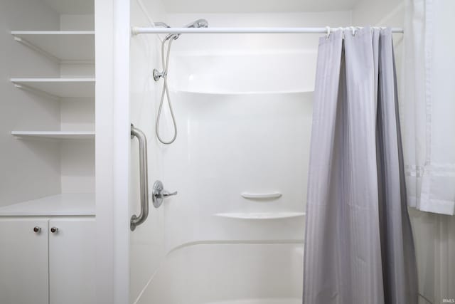 922 N Broadway St, Seymour, IN 47274 - full bathroom with curtained shower