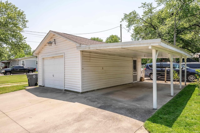 922 N Broadway St, Seymour, IN 47274 - garage with a detached garage and concrete driveway