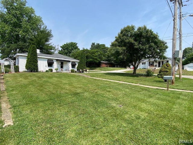 138 N Harrison St, Bloomfield, IN 47424 - view of green lawn