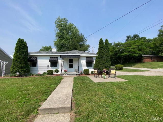 138 N Harrison St, Bloomfield, IN 47424 - view of front facade with a front yard