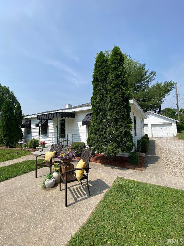 138 N Harrison St, Bloomfield, IN 47424 - view of front of house with an outdoor structure and a detached garage