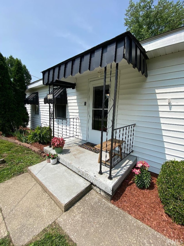 138 N Harrison St, Bloomfield, IN 47424 - doorway to property featuring a porch