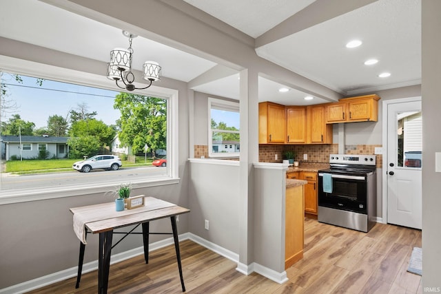 1008 Beck Ln, Lafayette, IN 47909 - kitchen featuring stainless steel electric stove, light wood-type flooring, a chandelier, backsplash, and ornamental molding