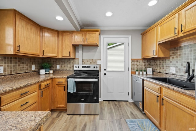 1008 Beck Ln, Lafayette, IN 47909 - kitchen featuring stainless steel appliances, a sink, ornamental molding, light wood finished floors, and recessed lighting