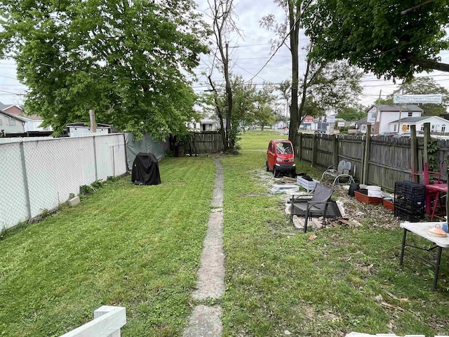 607 N 10th St, Vincennes, IN 47591 - view of yard