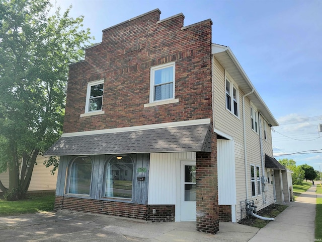1702 Milburn Blvd, Mishawaka, IN 46544 - view of front of home with a shingled roof