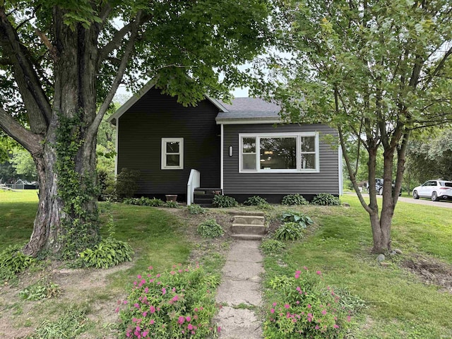 1114 N College St, Veedersburg, IN 47987 - bungalow featuring a front lawn
