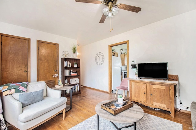 5209 Sunnyfield Pl, South Bend, IN 46619 - living area with light wood-style floors and a ceiling fan