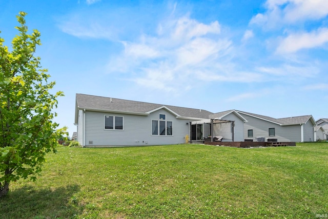 12946 Magnolia Creek Trl, Fort Wayne, IN 46814 - rear view of house featuring a lawn