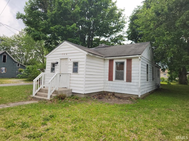 706 S Western Ave, Marion, IN 46952 - view of front of house with a front lawn and roof with shingles