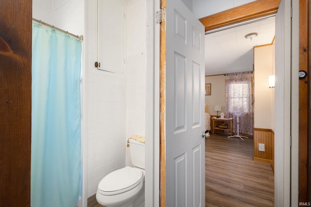 913 Cedar St, Elkhart, IN 46514 - bathroom featuring wood finished floors, toilet, wainscoting, and a shower with shower curtain