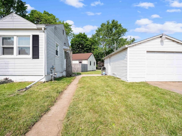 254 Forrest Ave, Wabash, IN 46992 - view of yard featuring driveway and a detached garage