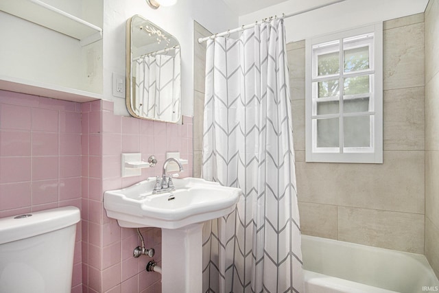 831 W Colfax Ave, South Bend, IN 46601 - full bath featuring shower / bath combination with curtain, toilet, and tile walls