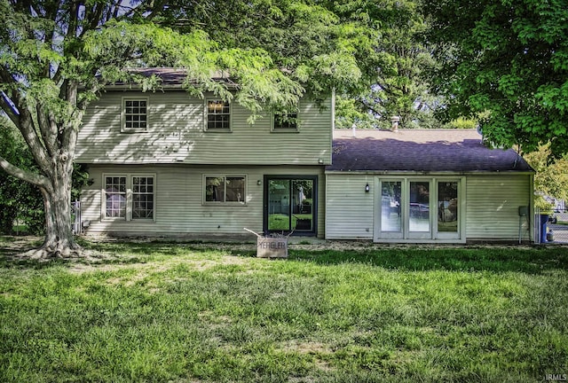 1212 Summit Ave, Bluffton, IN 46714 - colonial home with a front yard