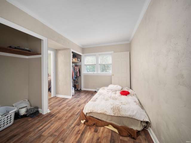 4522 S Calhoun St, Fort Wayne, IN 46807 - bedroom with wood finished floors, ornamental molding, baseboards, and a closet
