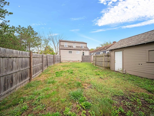 4522 S Calhoun St, Fort Wayne, IN 46807 - view of yard with an outbuilding