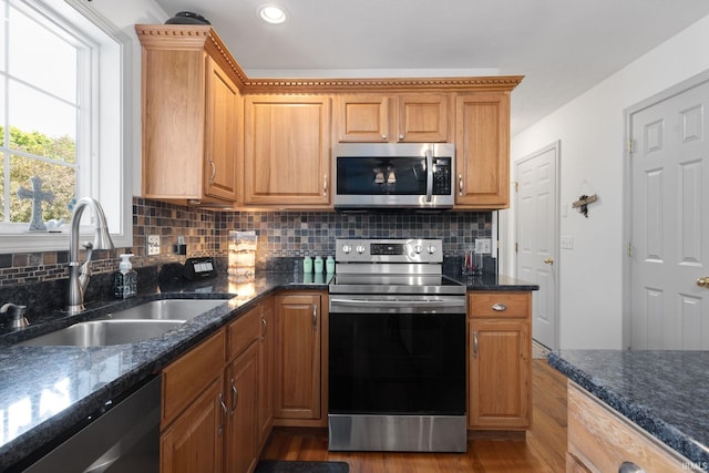 18165 Farmington Hills Dr, South Bend, IN 46637 - kitchen featuring stainless steel appliances, a sink, dark wood finished floors, decorative backsplash, and recessed lighting