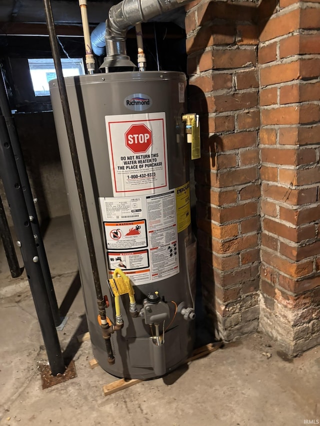 4026 S Lafayette St, Fort Wayne, IN 46806 - utility room featuring water heater