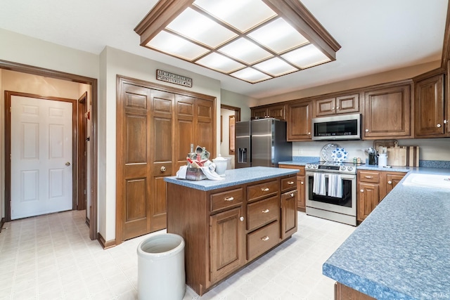 15329 Laurel Ridge Pl, Leo, IN 46765 - kitchen featuring appliances with stainless steel finishes, light flooring, and a center island