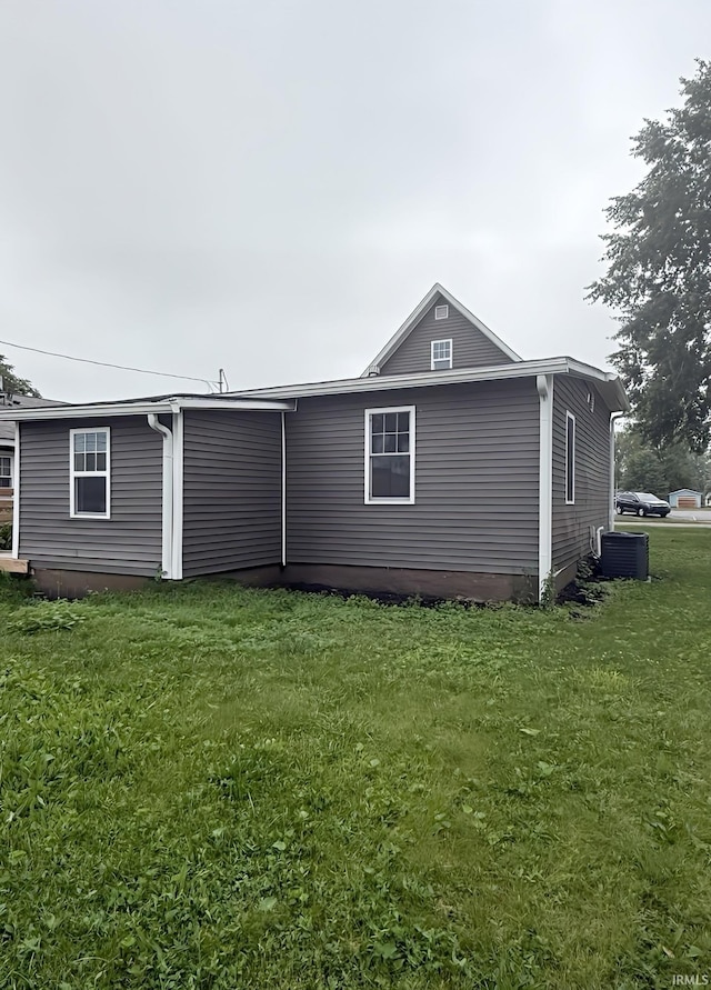 406 W N St, Kokomo, IN 46901 - back of house featuring central AC unit and a yard
