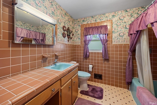 14 Brady Ct, Lafayette, IN 47909 - full bath with wallpapered walls, a wainscoted wall, vanity, toilet, and shower / bath combo with shower curtain